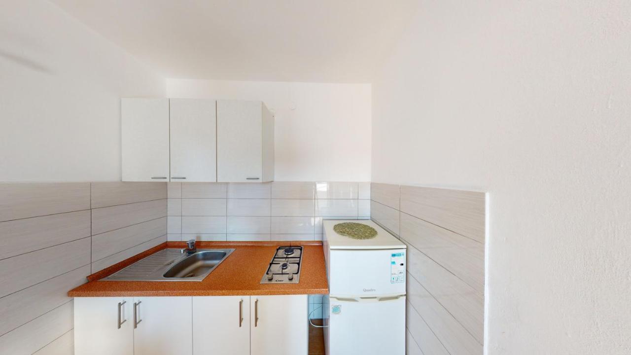 Apartments Riva Метайна Экстерьер фото